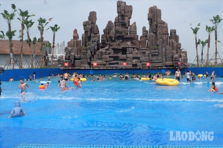 Hanoians seek heat relief at newly-opened water park - 7 Hanoians seek heat relief at newly-opened water park - 7