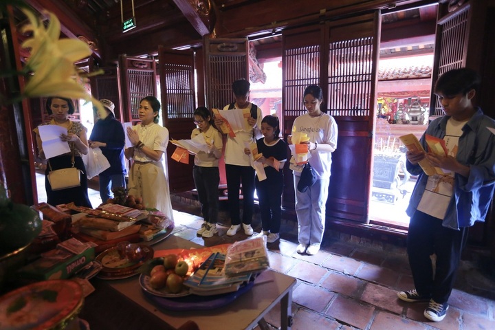 Hanoi students pray for exam luck at Temple of Literature - 1