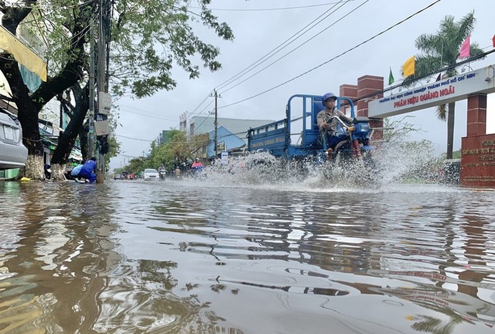 Quang Ngai and Quang Nam submerged underwater after heavy rain - 1 Quang Ngai and Quang Nam submerged underwater after heavy rain - 1
