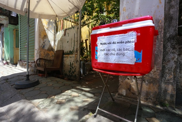 Free water taps help to relieve Hanoi scorching heat - 3