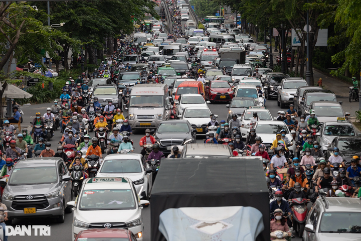 HCM City streets face serious congestion ahead of Tet Holiday - 1