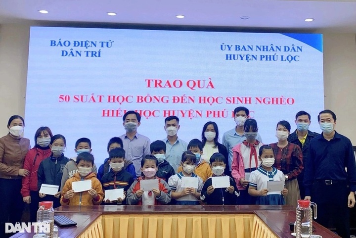 Dantri/Dtinews presents 50 scholarships to students in Thua Thien-Hue - 1