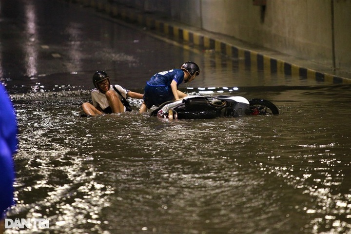 Danang tunnel severely submerged - 1