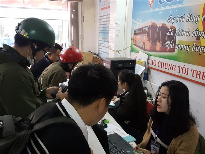 People rush to buy Tet coach tickets - 1