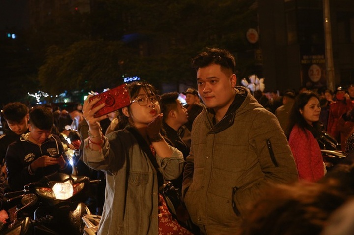 Firework displays held in Hanoi, HCM City to mark Tet - 2 Firework displays held in Hanoi, HCM City to mark Tet - 2