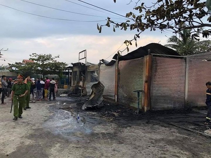 Fire ravages beach restaurants in Hoi An - 3