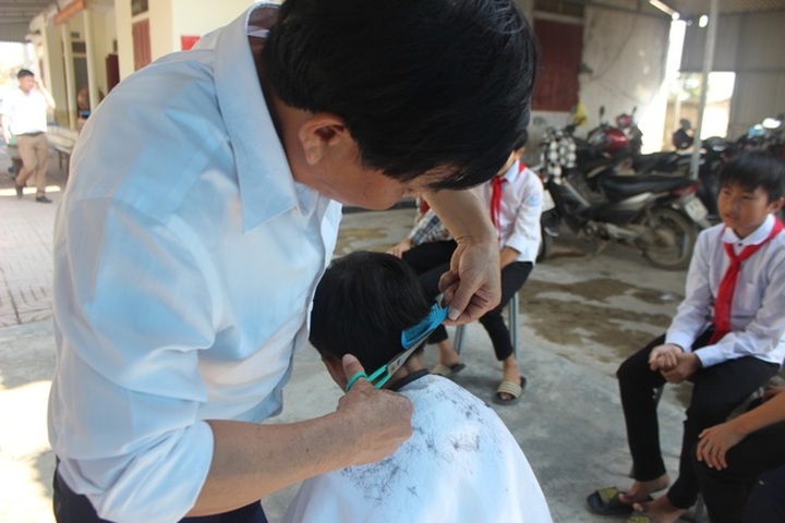 Teachers offer free haircut for poor students at Ha Tinh school - 2
