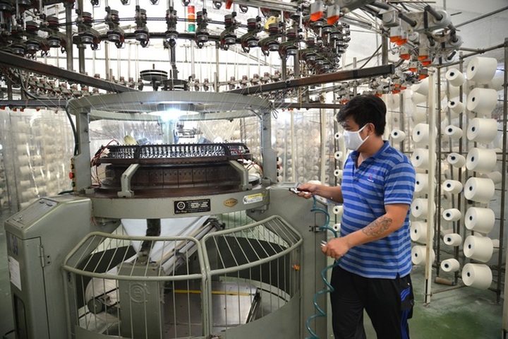HCM City speeds up cloth face mask production process - 3