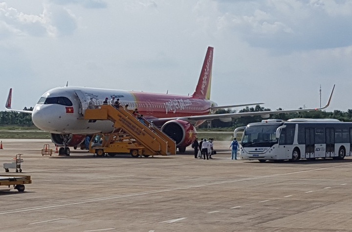 Over 240 Vietnamese citizens return from Singapore - 1