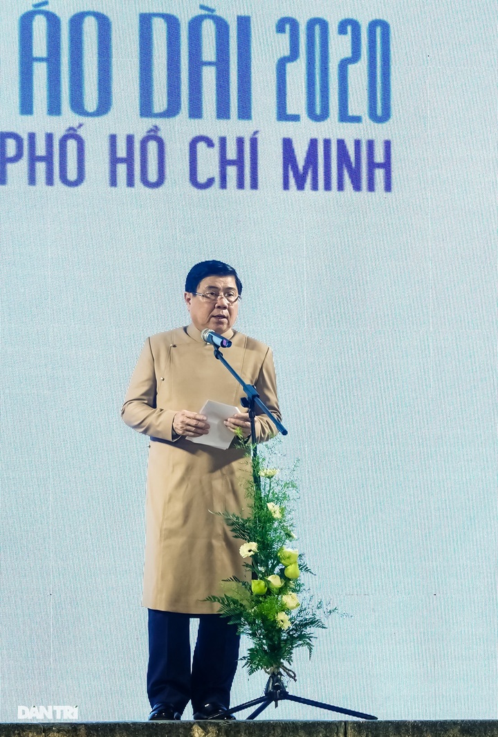 HCM City beauty spots featured on Ao Dai - 1