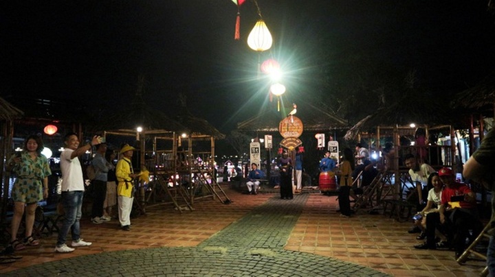 Hoi An crowded again after flood and Covid-19 outbreak - 4