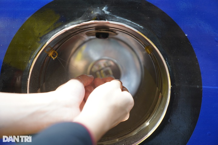 Bus offers free hand wash and face masks to HCM City residents - 2