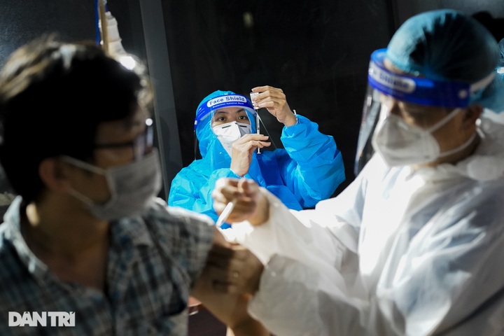 HCM City conducts Covid-19 vaccination at night - 6