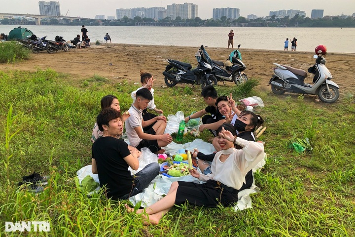 Red River crowded on Hung Kings' holiday - 6