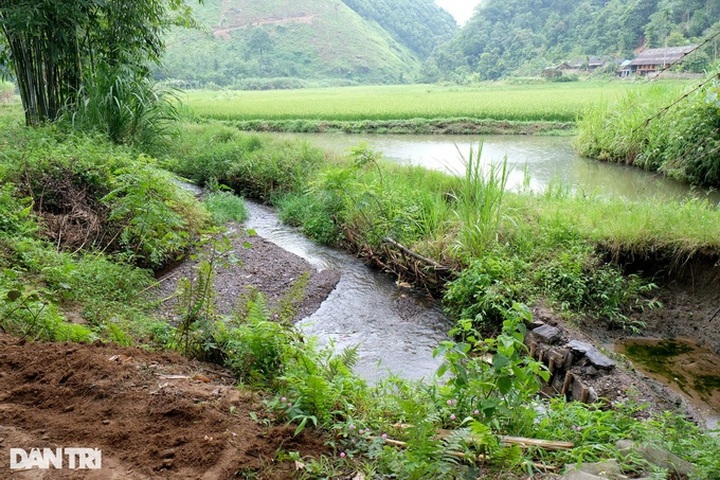 Poor villagers in Tuyen Quang need new bridge - 2