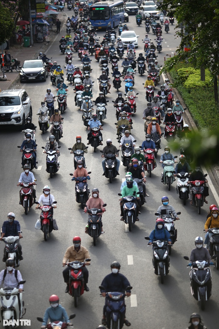 HCM City congested in post-Tet return to work - 3