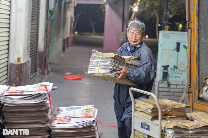 Hanoi’s early morning newspaper market - 2