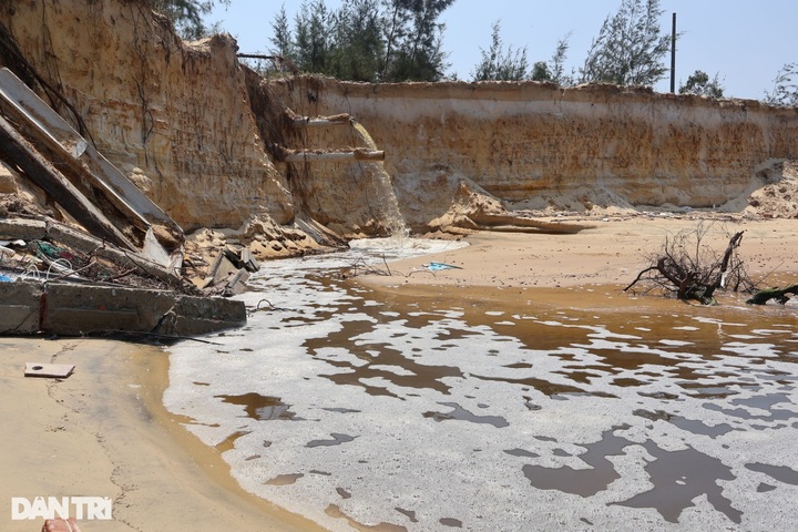 Erosion sweeps away dozens of houses in Quang Nam - 2