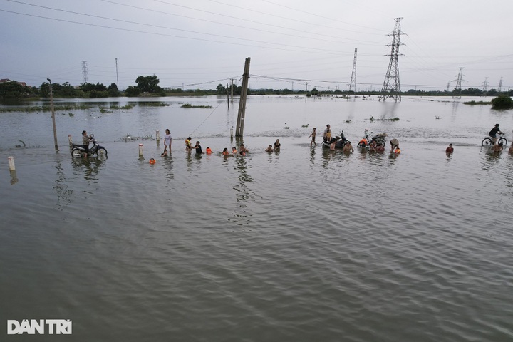 Hanoi village isolated by flooding - 4