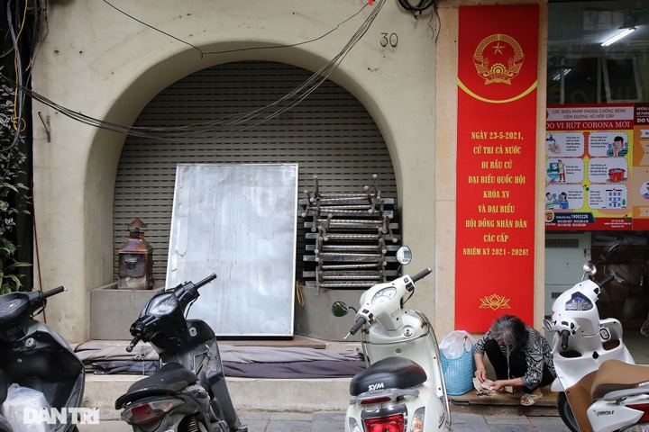 Hanoi Old Quarter hit by Covid-19 precautions - 4