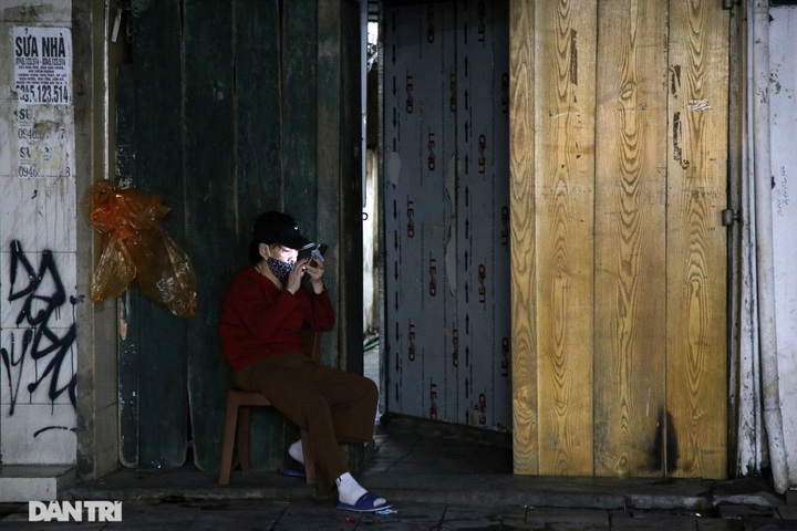 Hanoi streets become quiet amid new virus outbreak - 5