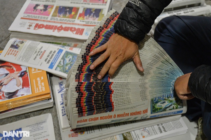 Hanoi’s early morning newspaper market - 3
