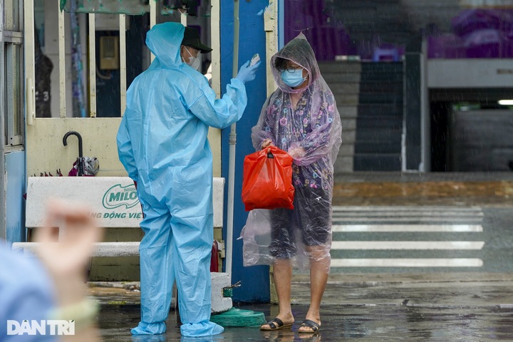 HCM City residents eager for Covid-19 vaccination - 1