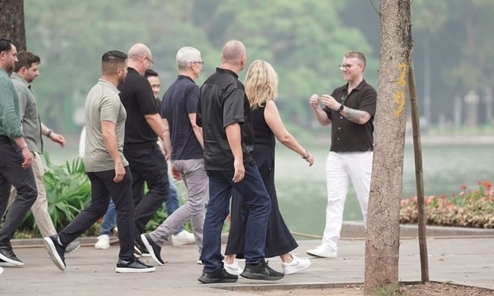 First busy day of Apple CEO Tim Cook in Hanoi - 3
