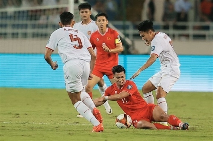 Vietnam lose 0-3 to Indonesia, coach Troussier sacked - 1