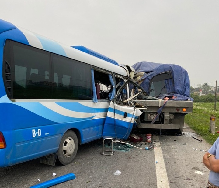 One killed in Nghe An passenger bus crash - 1