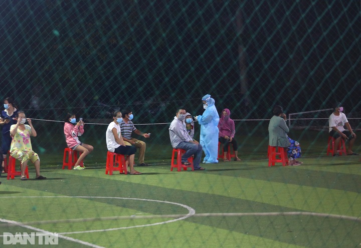 Thousands of people line up for Covid-19 testing at night in HCM City - 4