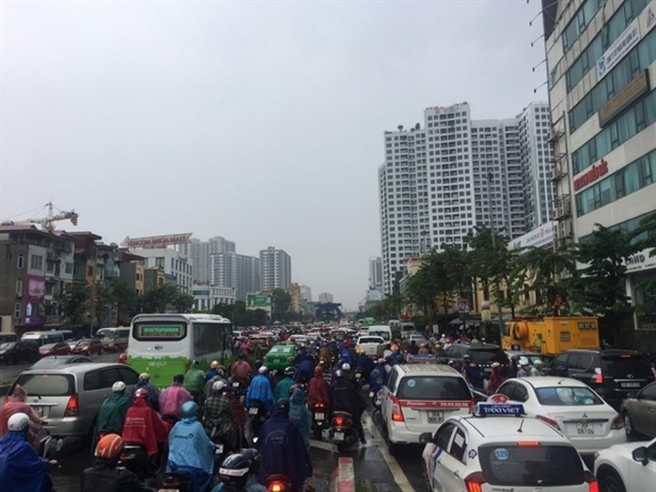 High-rise apartments trigger Hanoi traffic hotspots - 1