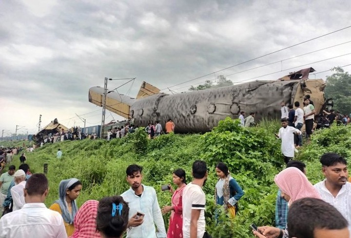 Five killed as Indian passenger and goods trains collide - 1