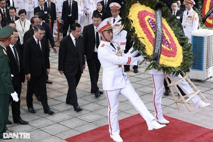 Foreign guests pay tribute to party leader Nguyen Phu Trong - 13