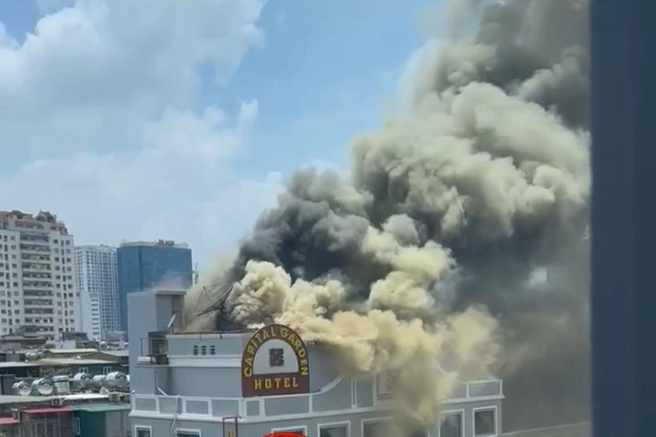 Hanoi hotel catches fire - 1 Hanoi hotel catches fire - 1