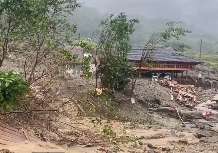 Six dead in Sapa landslide - 1