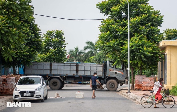 Unique barriers set up for Covid-19 prevention in Hanoi - 2