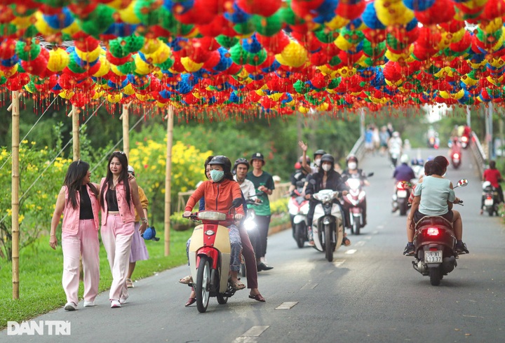 Lantern road at HCM City park attracts visitors - 7