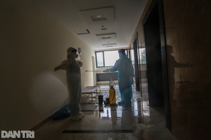 Medical staff busy at Ho Chi Minh City biggest Covid-19 field hospital - 3