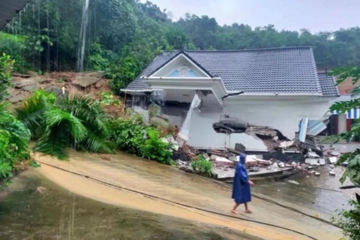 Large Hanoi home collapses following torrential rain - 1 Large Hanoi home collapses following torrential rain - 1