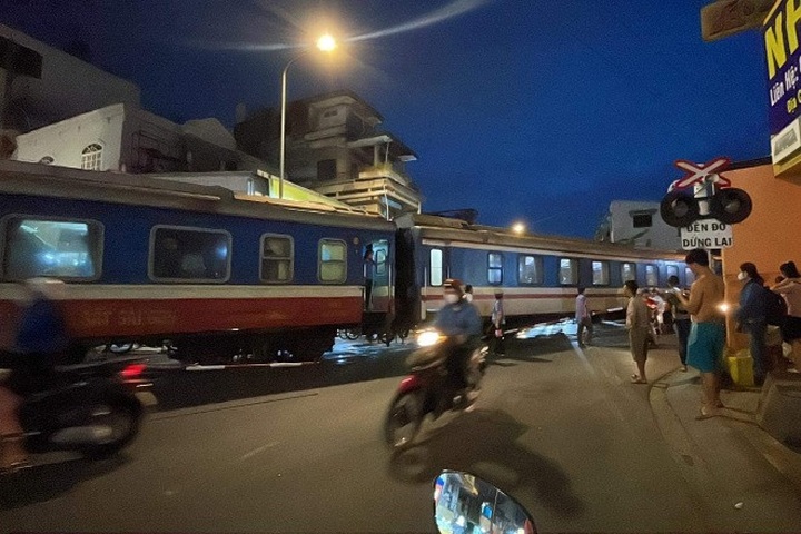 Train blocked in HCM City after being entangled in cables - 1 Train blocked in HCM City after being entangled in cables - 1