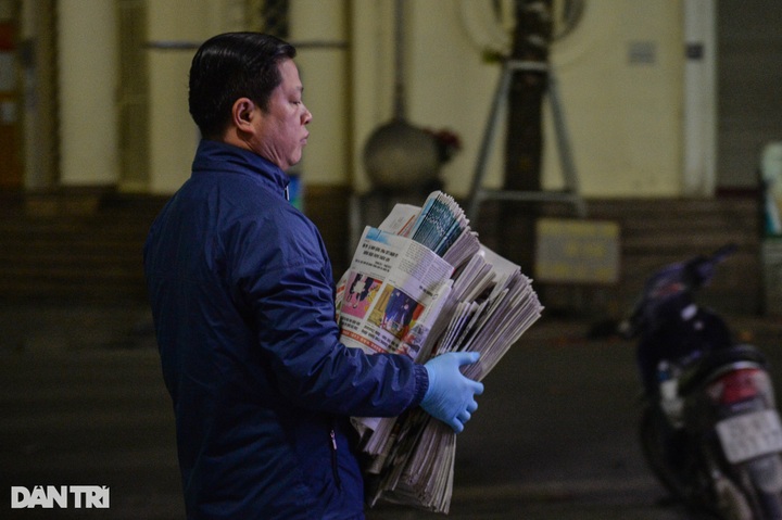 Hanoi’s early morning newspaper market - 5