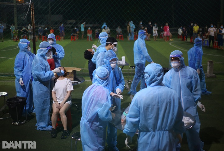 Thousands of people line up for Covid-19 testing at night in HCM City - 6
