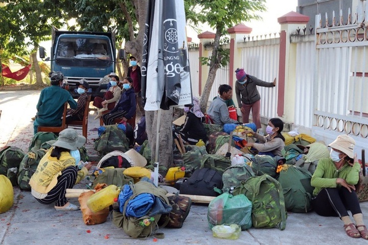 47 workers attempt 400 km hike to avoid Covid-19 - 1