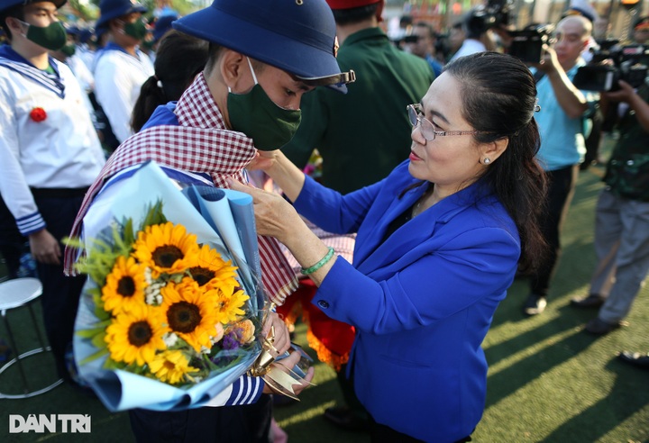 Thousands set off for military service in HCM City - 7