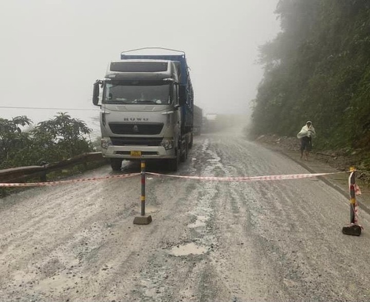Road to Cau Treo International Border Gate blocked by landslides - 2 Road to Cau Treo International Border Gate blocked by landslides - 2