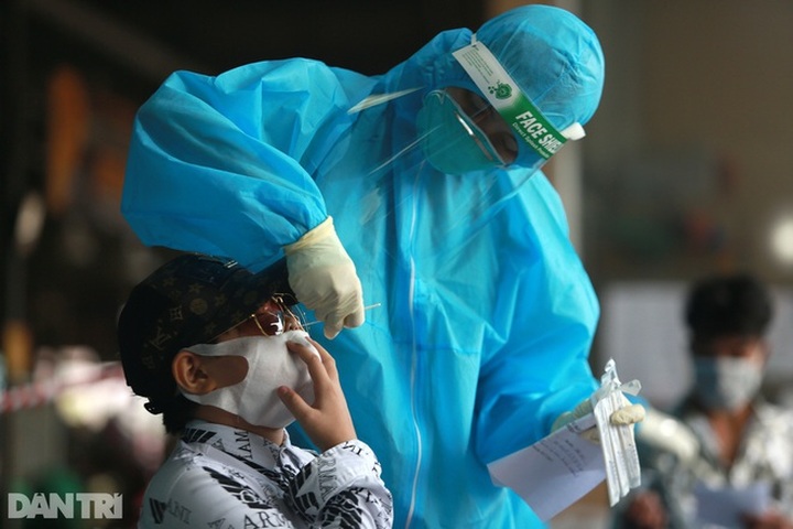 Hanoi authorities to provide financial support for Covid-19 screening tests - 1