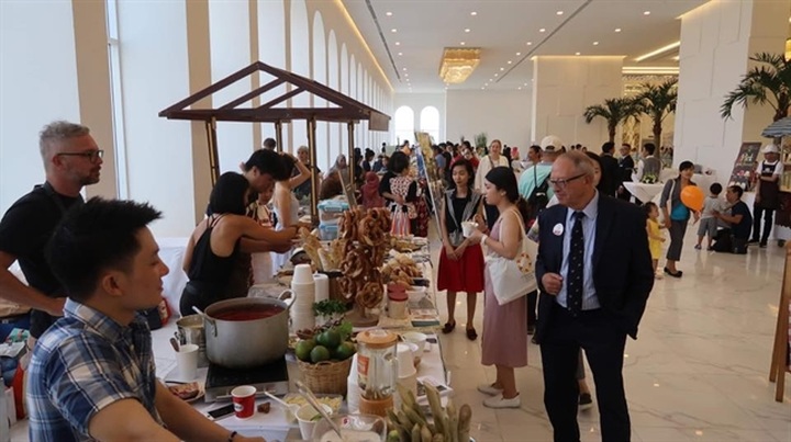 HCM City Consular Club to host charity bazaar - 1