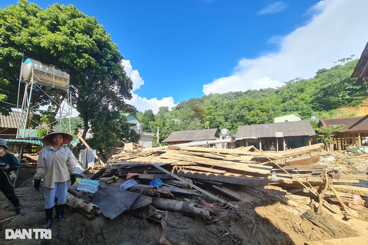 Dantri/Dtinews sends emergency aid to Nghe An flood victims - 4 Dantri/Dtinews sends emergency aid to Nghe An flood victims - 4