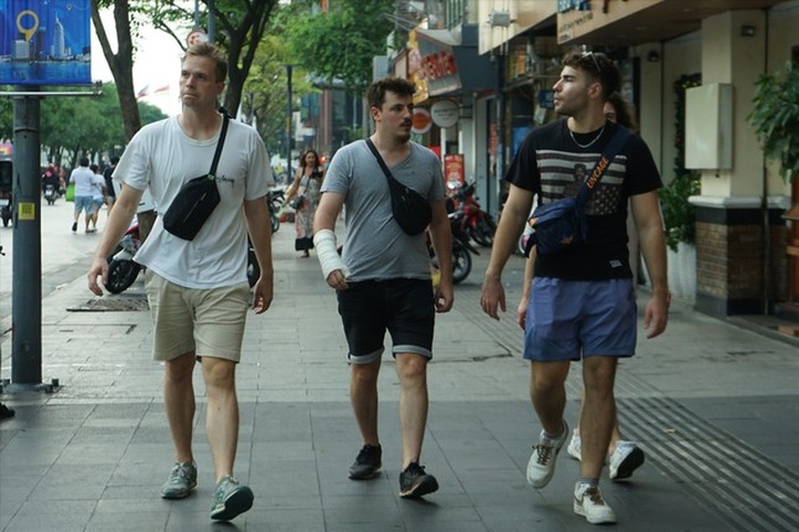 Vietnam's visa policy yet to attract international tourists - 1